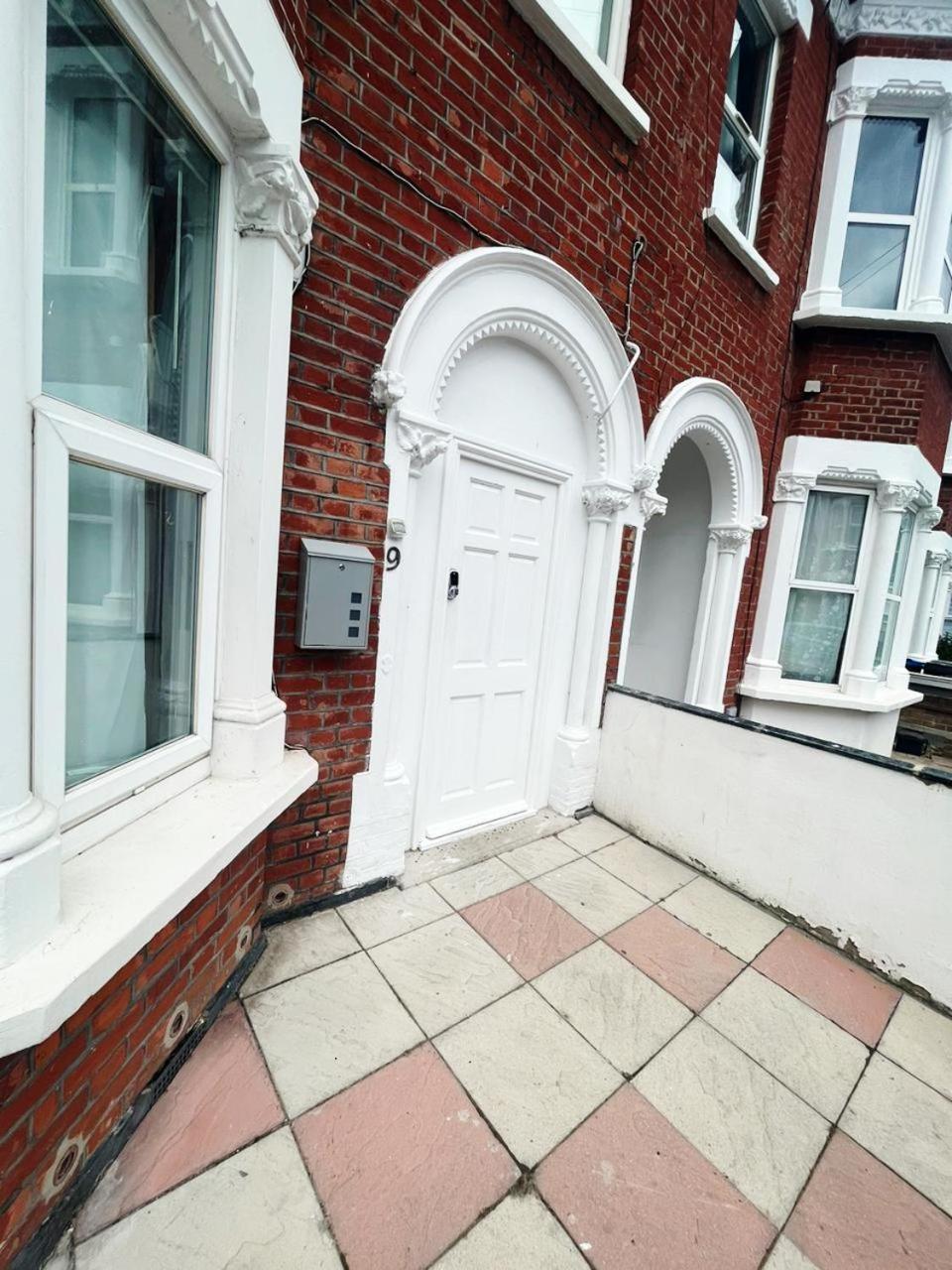 Nice And Pleasant Thornton Heath エクステリア 写真